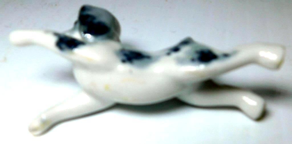 Casades Porcelain Figurine of Woman w/ White Hat and Dogs - 7