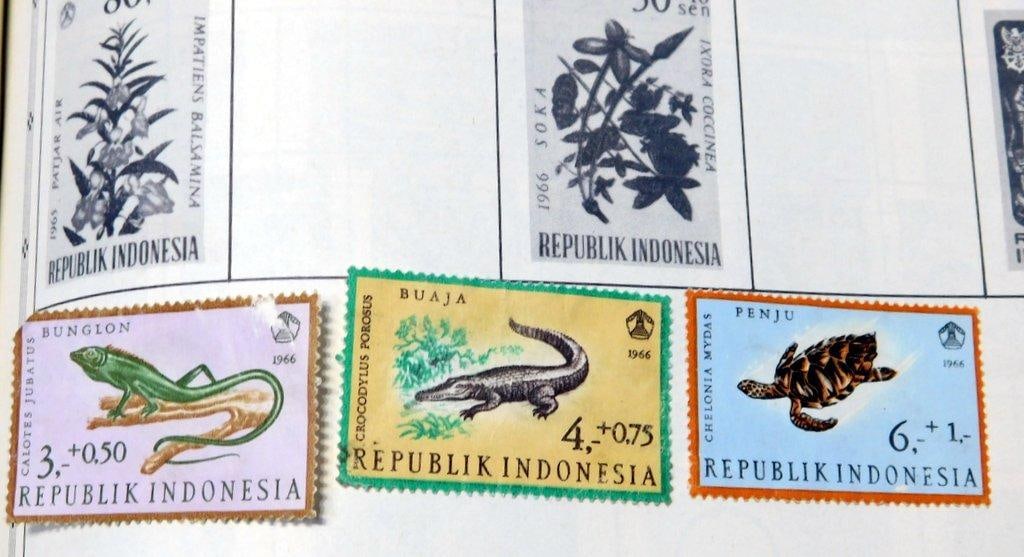 1995 Commemorative Stamp Collection, Statue of Liberty and Premier World Stamp Album - 15