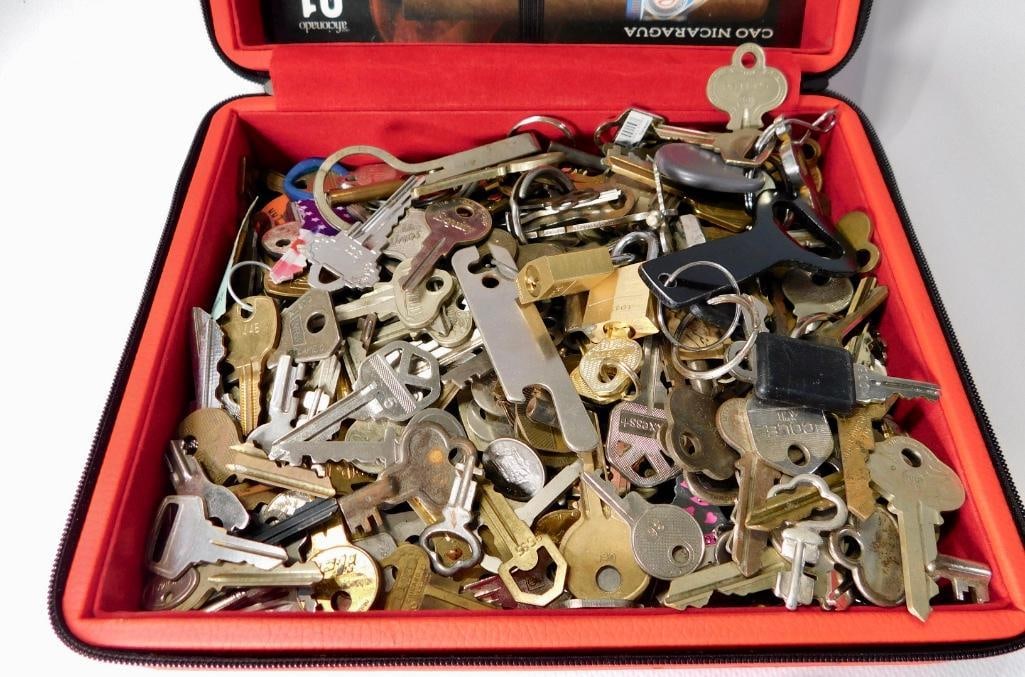 Skeleton Keys and Modern Keys in Red Case - 7