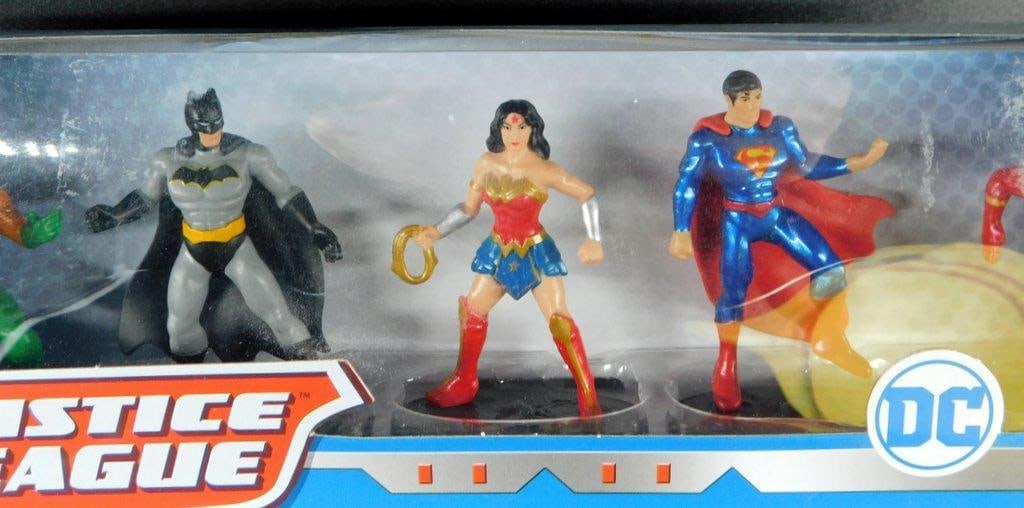 (Lot of 3) DC and Marvel collectible figurine sets - 3