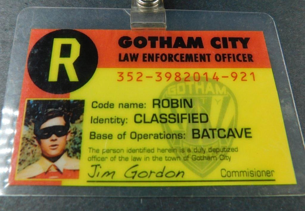 Assortment of ComicCon passes, Gotham City Law Enforcement ID, Nigel and Buttons, (12) - 4