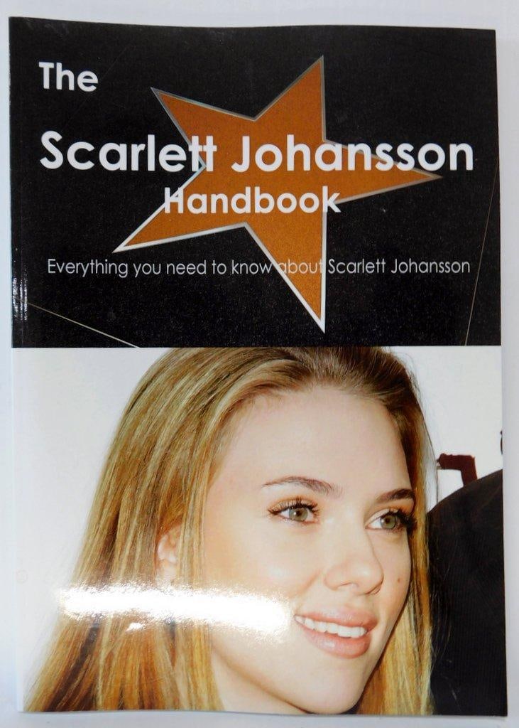 (Lot of 7) Biographical Hanbooks of Marvel Actors From the Marvel Cinematic Universe - 8