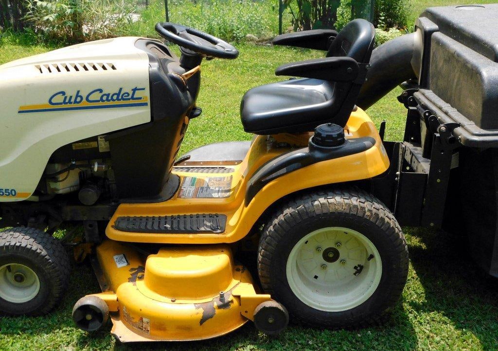 Cub Cadet Super LT 1550 Riding Lawn Mower w/ Grass Collector - 3