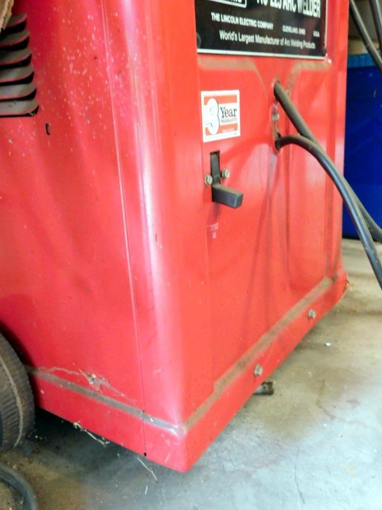 Lincoln Electric AC-225 Arc Welder w/ Welding Rods - 4