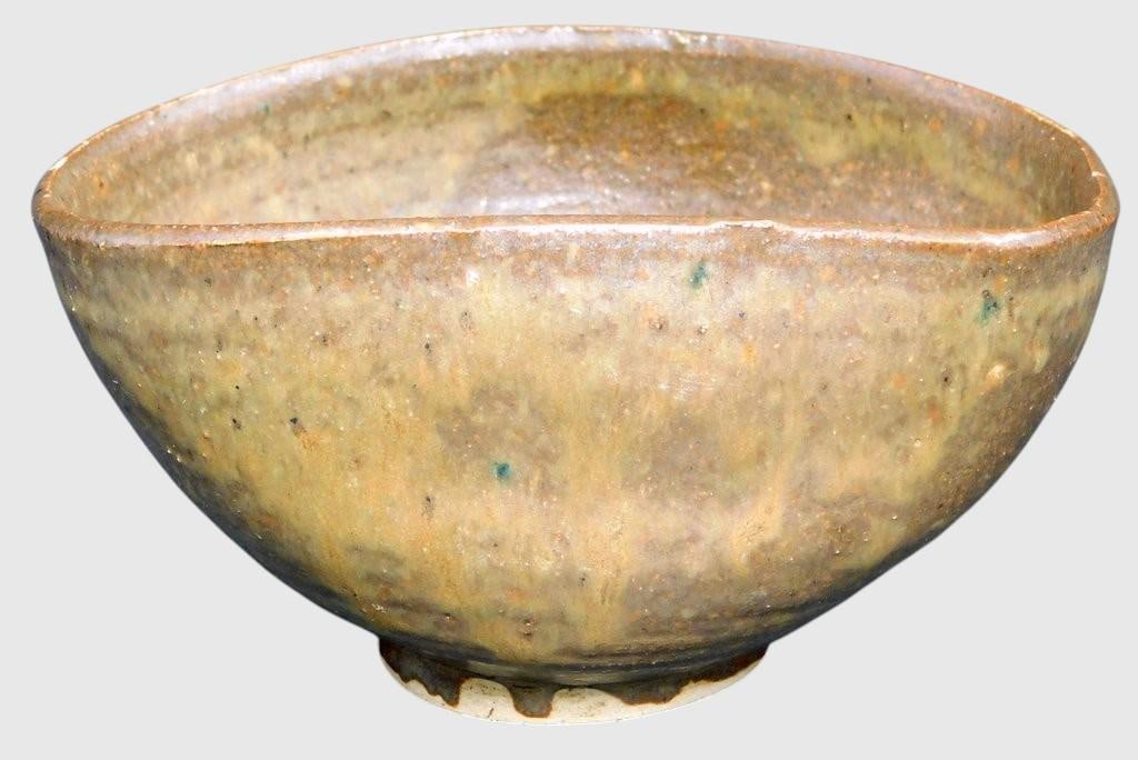 Toshiko Takaezu Bowl: American listed artist Toshiko Takaezu (b. 1922, Pepeekeo, Hawaii - d. 2011, Honolulu, Hawaii) Indented rim design bowl Earth tone splatter glaze Wonderful condition Quality pottery art from one of