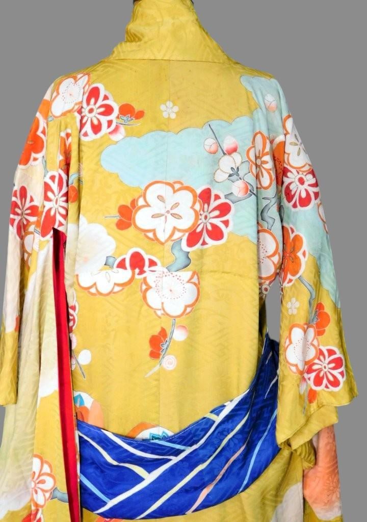 Fantastic Japanese Ceremonial Kimono w/ Floral and Ocean Motif - 5