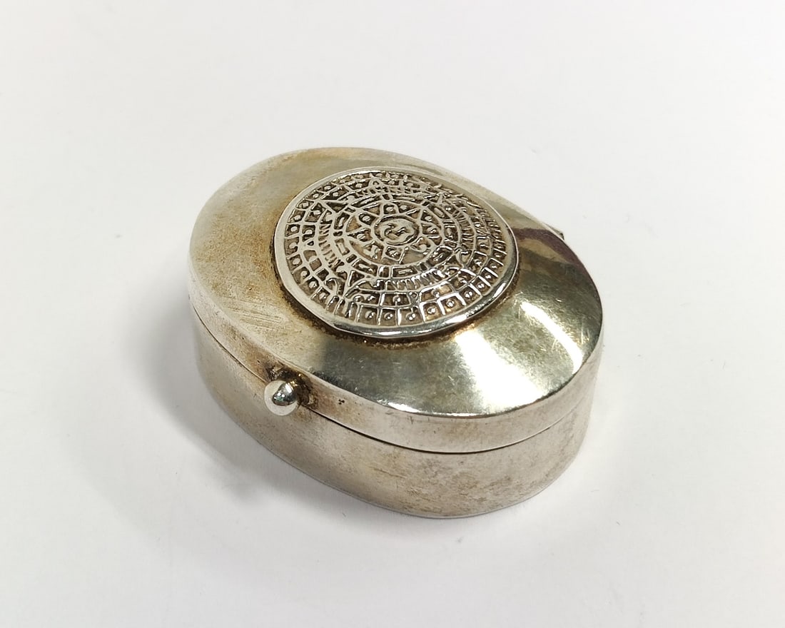 Antike 800er Pillendose: Antike 800er Pillendose, Motiv ewiger Kalender, Gewicht ca. 25g Interne Nr. A0170200004