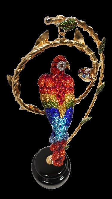 XL Kristall Papagei Ara nach Art Swarovski: Großer farbiger Kristall Papagei, aus über 12.400 Kristallen, in über 80 Arbeitsstunden handgefertigt, Besatz vollständig, 11 Stk. grünfarbige Blätter an Papageienschaukel aus Messing,