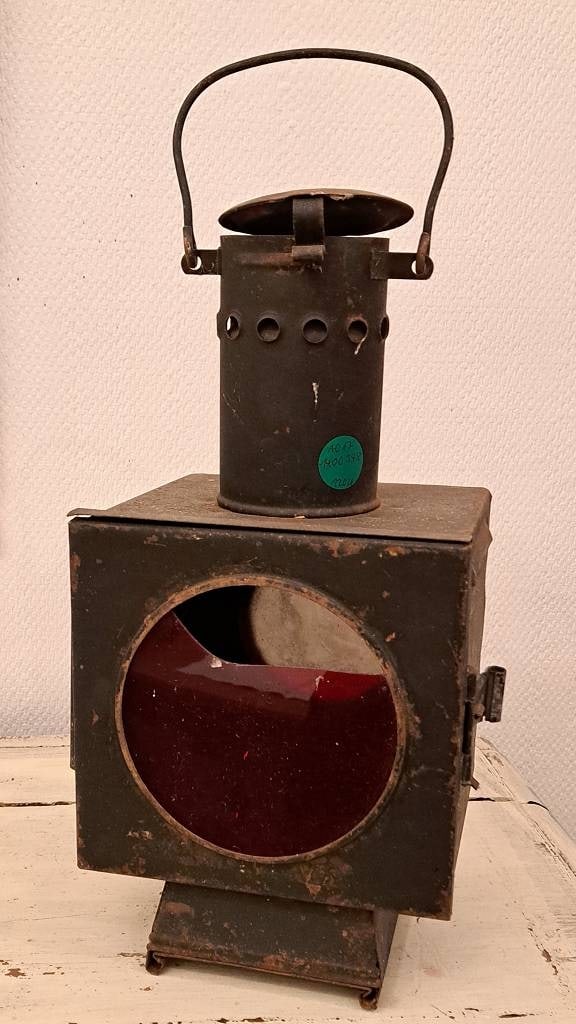 Antike Bahnlampe Zugschlusslaterne: Antike Bahnlampe Zugschlußlaterne Eisenbahnlampe Maße ca. 43 x 25cm, Glas besch. Interne Nummer A0171400348