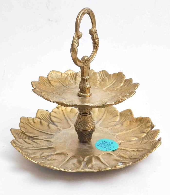 Massive Messing Etagere: Handgefertigte massive Messing Etagere, 2 Etagen, Blattdekor, 1970er, Höhe ca. 18 cm,Ø ca. 19 cm, Gewicht ca. 800g Interne Nr. A0171600018