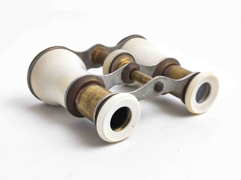 Antikes Opernglas: Antikes Opernglas, unbek. Material, Wachstumsfugen, Höhe ca. 7,5cm, Breite 9,5cm, Tiefe ca. 4cm Interne Nr. A0171400145