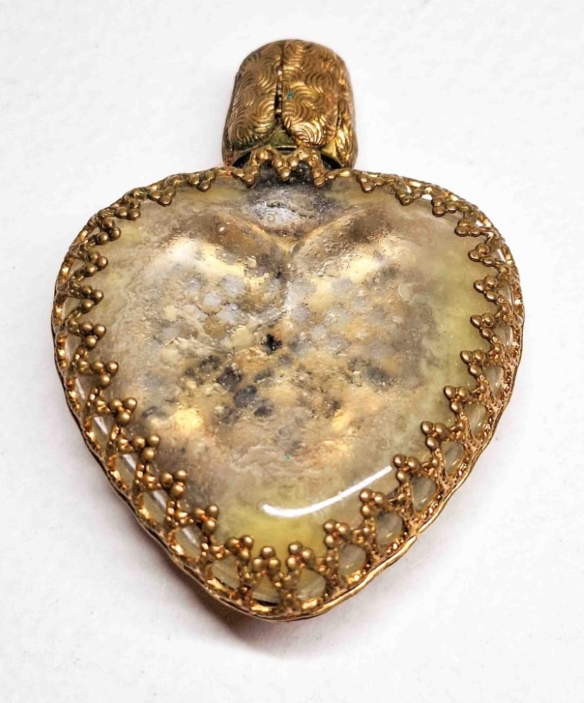 Antiker Glas Flakon: Antiker Glas Flakon Parfumflakon mit Messinghülle und Steinbesatz, dieser vollständig, Maße ca. 5,5cm hoch, Breite ca. 4,3, Tiefe ca. 1,2cm, Gewicht ca. 24g Interne Nr. A0171700004