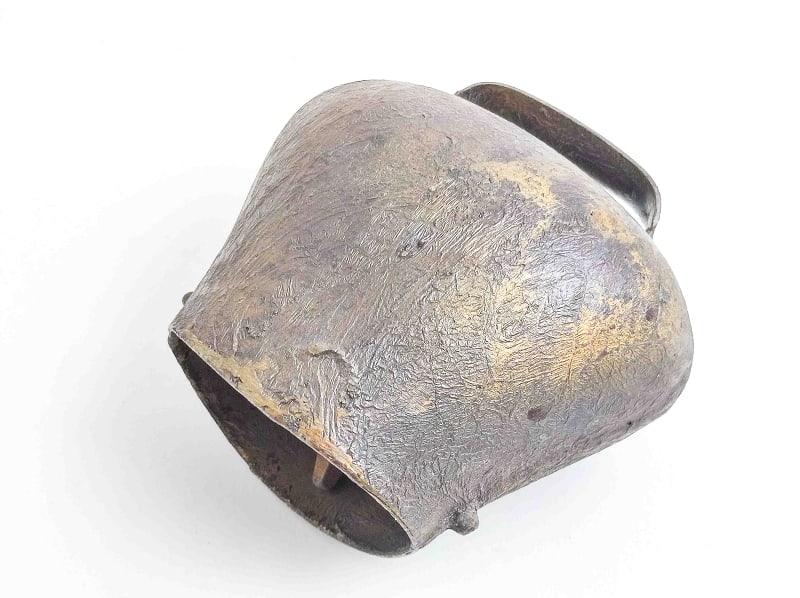 Antike Kuhglocke handgeschmiedet: Antike Kuhglocke, handgeschmiedet, Höhe ca. 12cm, Breite ca. 12,5cm, Schwengel ca. 9cm Interne Nr. A0170300058