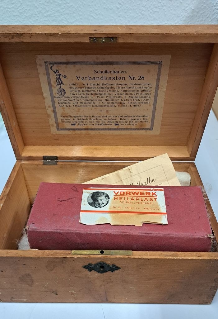 Antiker Schuffenhauers Holz Verbandkasten: Antiker Schuffenhauers Holz Verbandkasten No. 28, mit unvollst. orig. Inhalt Interne Nr. A17/0081400193