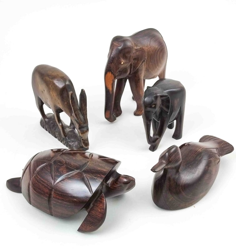 Fünf Stk. Vintage Holztiere: Fünf Stk. Vintage Holztiere 1x Schildkröte, 1x Antilope, 2x Elefanten und 1x Ente, versch. Holzsorten Interne Nr. A0170400007