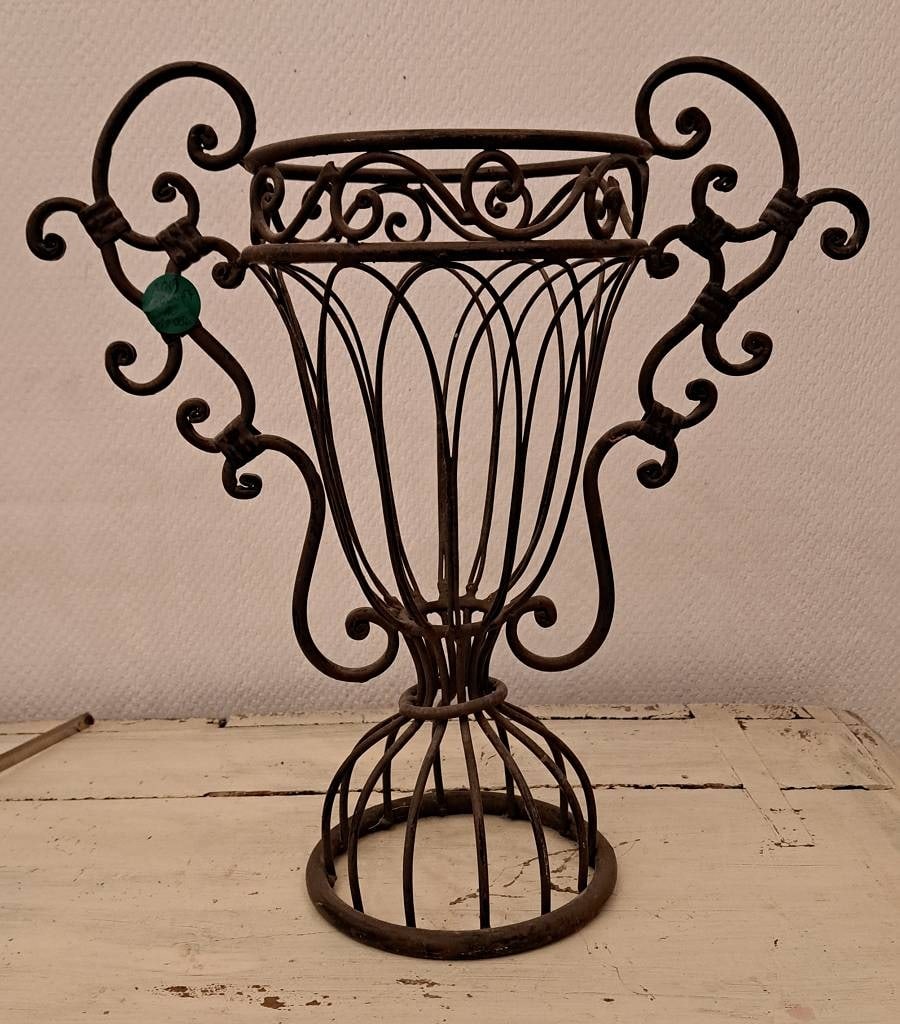 Pflanzenständer Eisen Pokalform: Pflanzenständer Eisen Pokalform Maße ca. 45 x 43cm Interne Nummer A0171400354