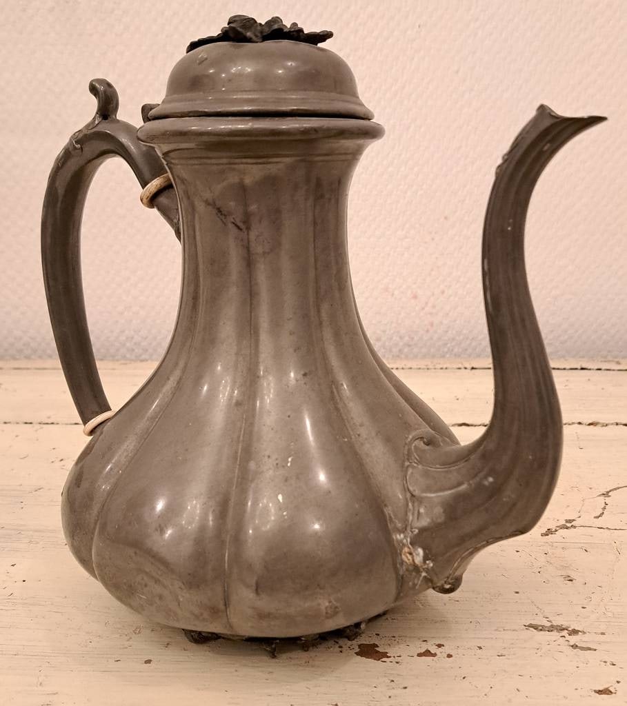 Antike Zinnkanne: Antike Zinnkanne am Boden punziert Shaw & Fisher, Shefflied, 19. Jh., Maße ca. 23cm hoch Interne Nummer A0171400359