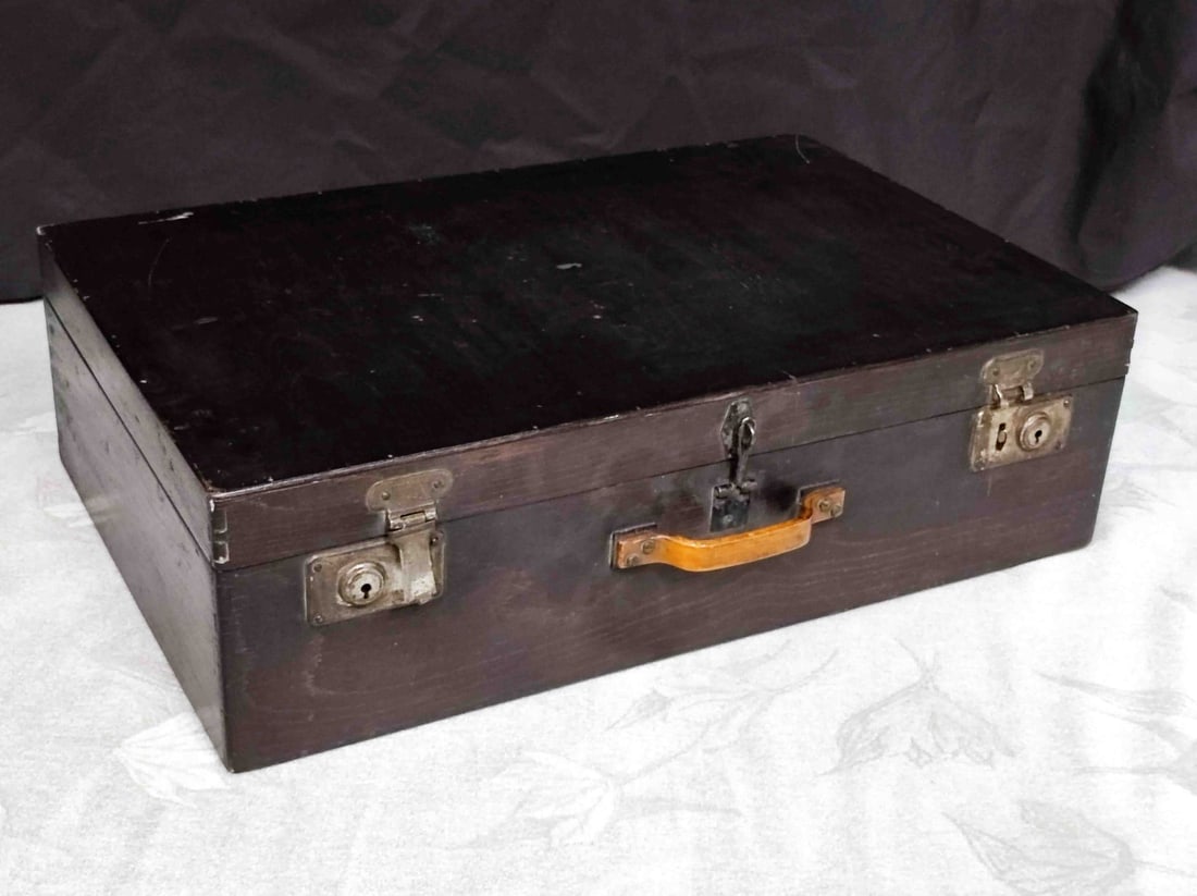 Antiker Holzkoffer: Antiker Holzkoffer dunkel gebeizt Maße ca. 62,5 x 40 x 18cm, alterstypische Gebrauchsspuren Interne Nr. A0161400234
