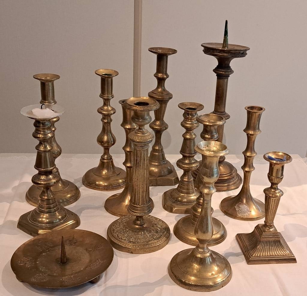 XL Konvolut Messing Kerzenhalter: 12 Stk. Messingleuchter, versch. Größen, Epochen, Hersteller etc. Interne Nr. A0171400413