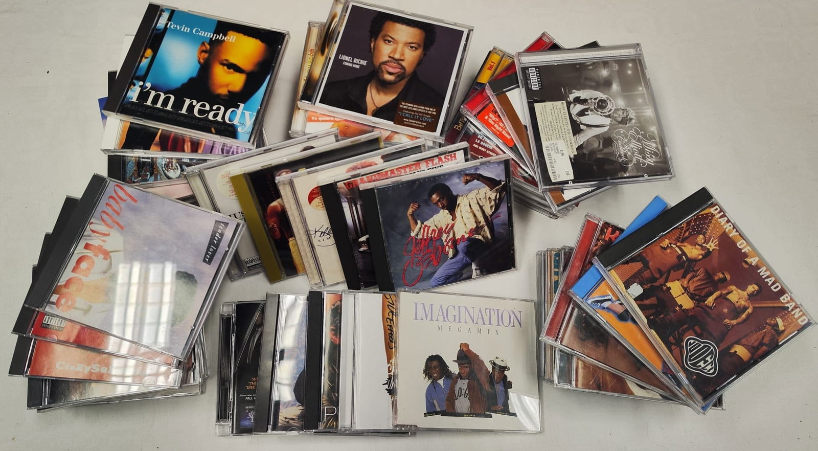 Konvolut CD's mind. 60 Stk: Konvolut CD's, mind. 60 Stk., hauptsächlich Funk & Soul, versch. Interpreten u.a. Chris Walker, Soul to Soul, Lionel Richie, Mack Daddy, Isaak Hayes, Katy Perry, Laing, George Besnon, Nene C.,