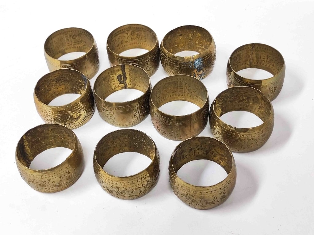 11 Vintage Serviettenringe: 11 Stk. Messing Serviettenringe handgraviertes florales Dekor Interne Nummer A0161100083