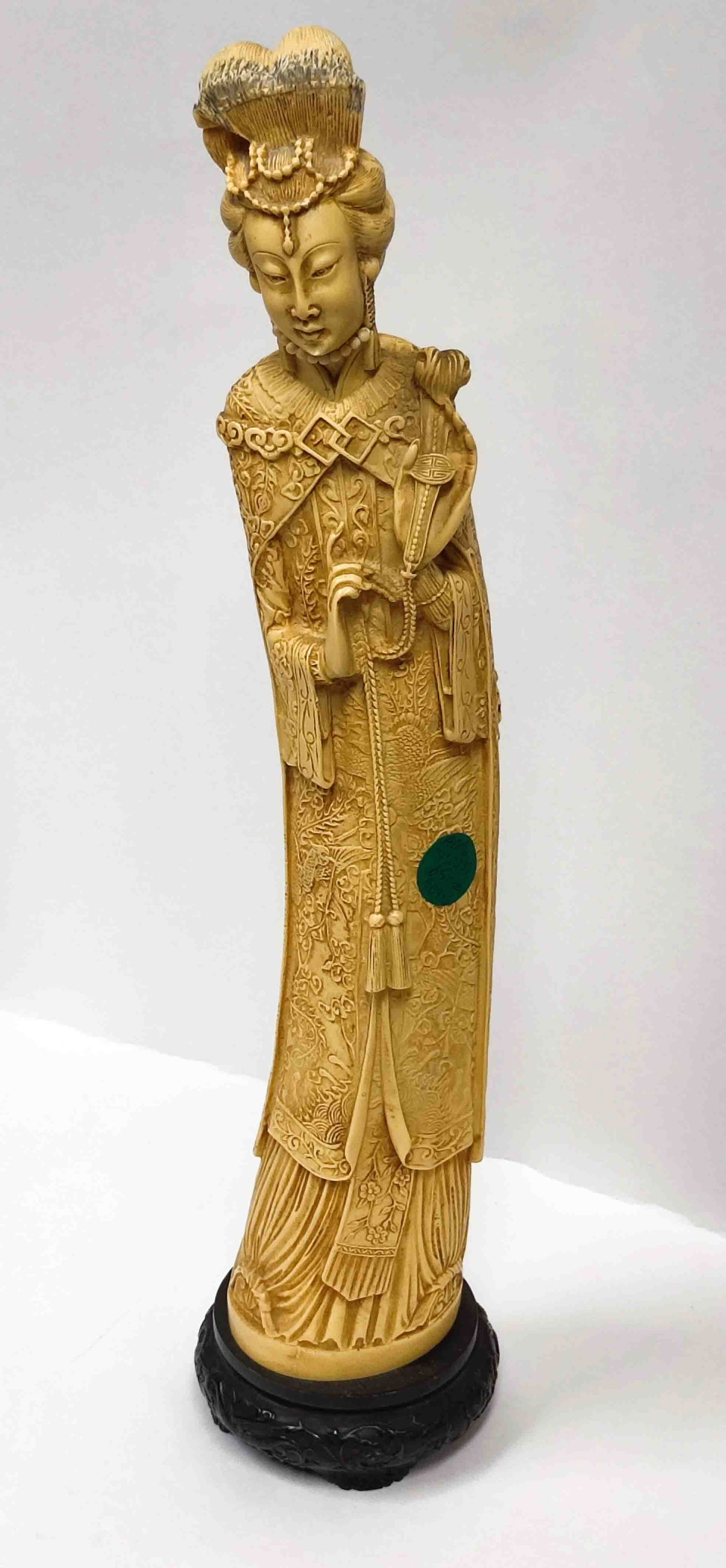 XL Alabaster Figur: Vintage XL Alabaster Figur, chinesische Kunstharzfigur, Elfenbeinfarben, detaillierte Ausführung, zarte Reliefarbeit, auf ebonisiertem Holzsockeln im orientalischen Stil, Höhe ca. 58cm, Gewicht ca.