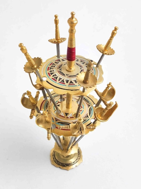 Toledo Cocktailschwerter + Ständer: Toledo Cocktail Schwerter in einem Ständer Toledo Hors D'oeuvres Schwerter, Spanien um 1950, Höhe ca. ca 15 cm, 12 Schwerter, diese je ca. 9cm Interne Nr. A0170300055