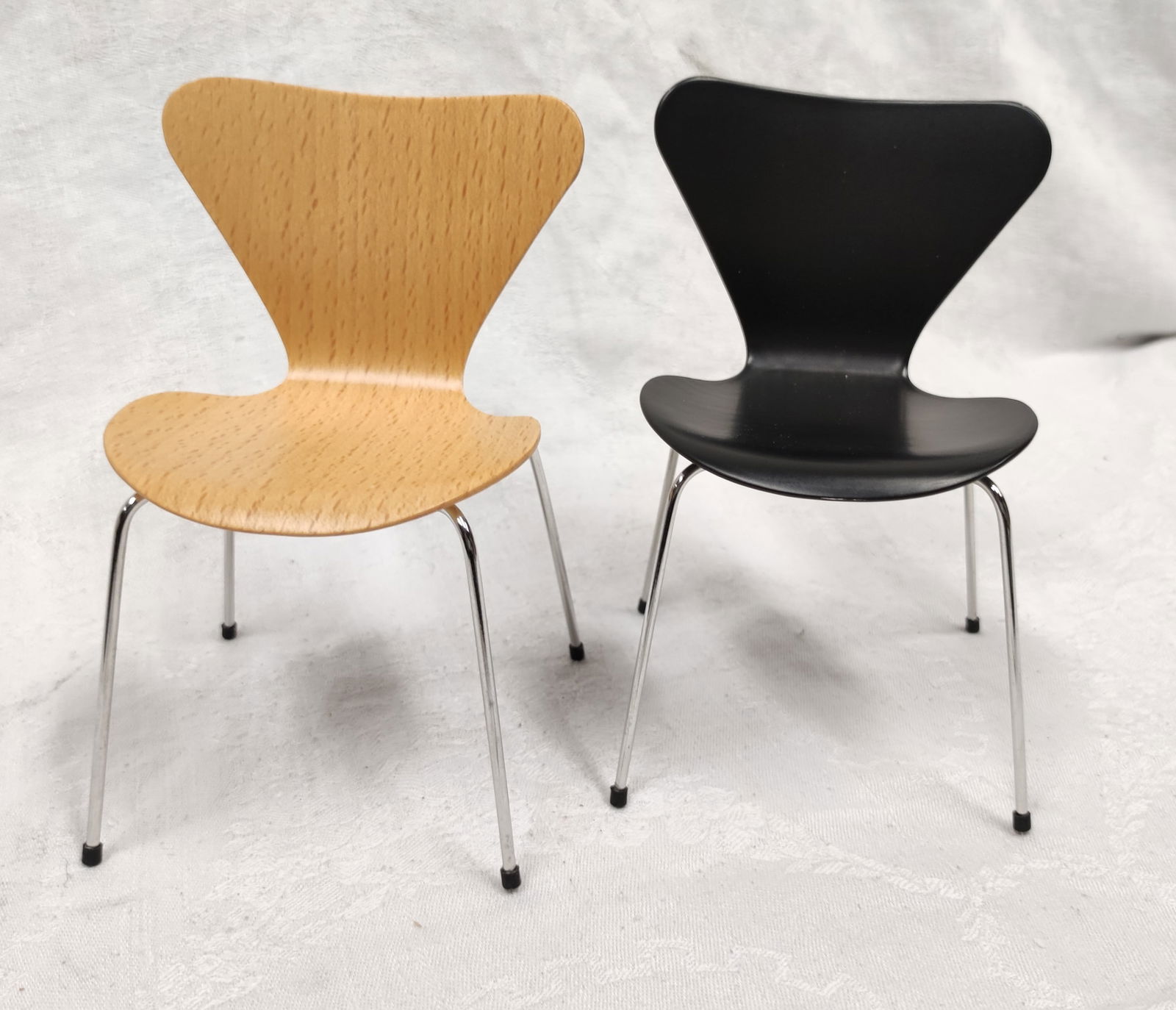 2 Stück orig. Arne Jacobsen Museum Miniatur Stuhl Stühle: Arne Jacobsen Museum Miniatur Stuhl Kollektion in buche und schwarz-. 1/6-maßstabiger Miniatur-Sammelstuhl, ursprünglich von Arne Jacobsen im Jahr 1955 entworfen worden, orig. verpackt, Maße ca.