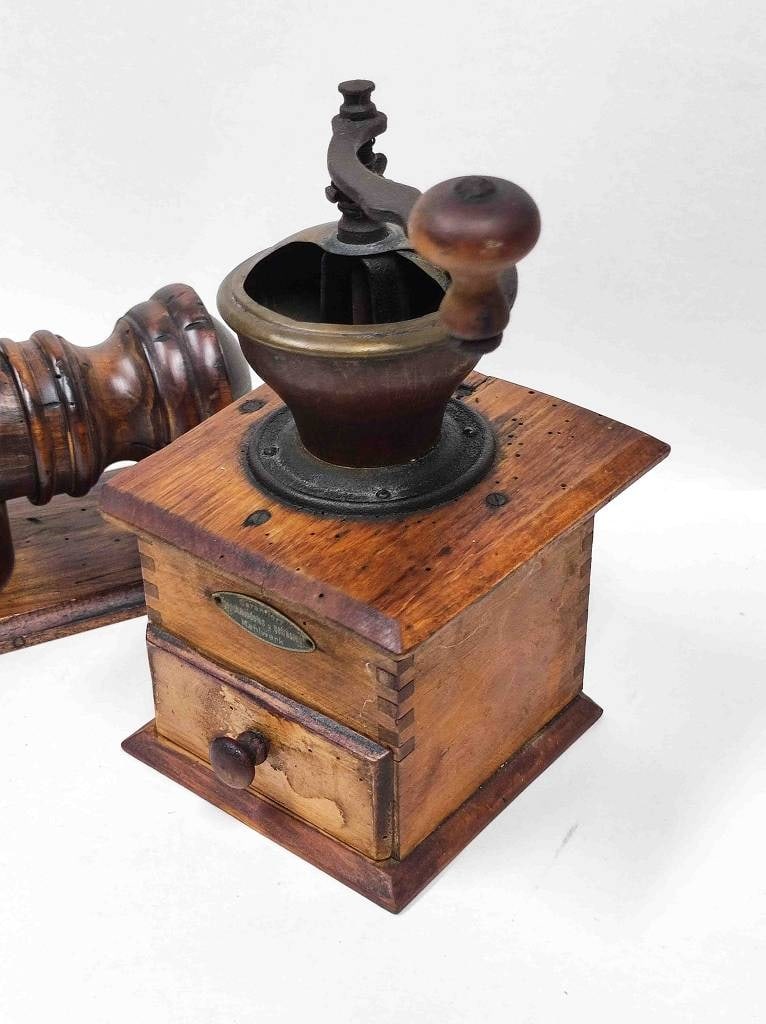 Paar antike Kaffee Mühlen: Zwei alte Mühlen, Getreidemühlen, funktionstüchtige sammlerstücke Interne Nummer A0161400226