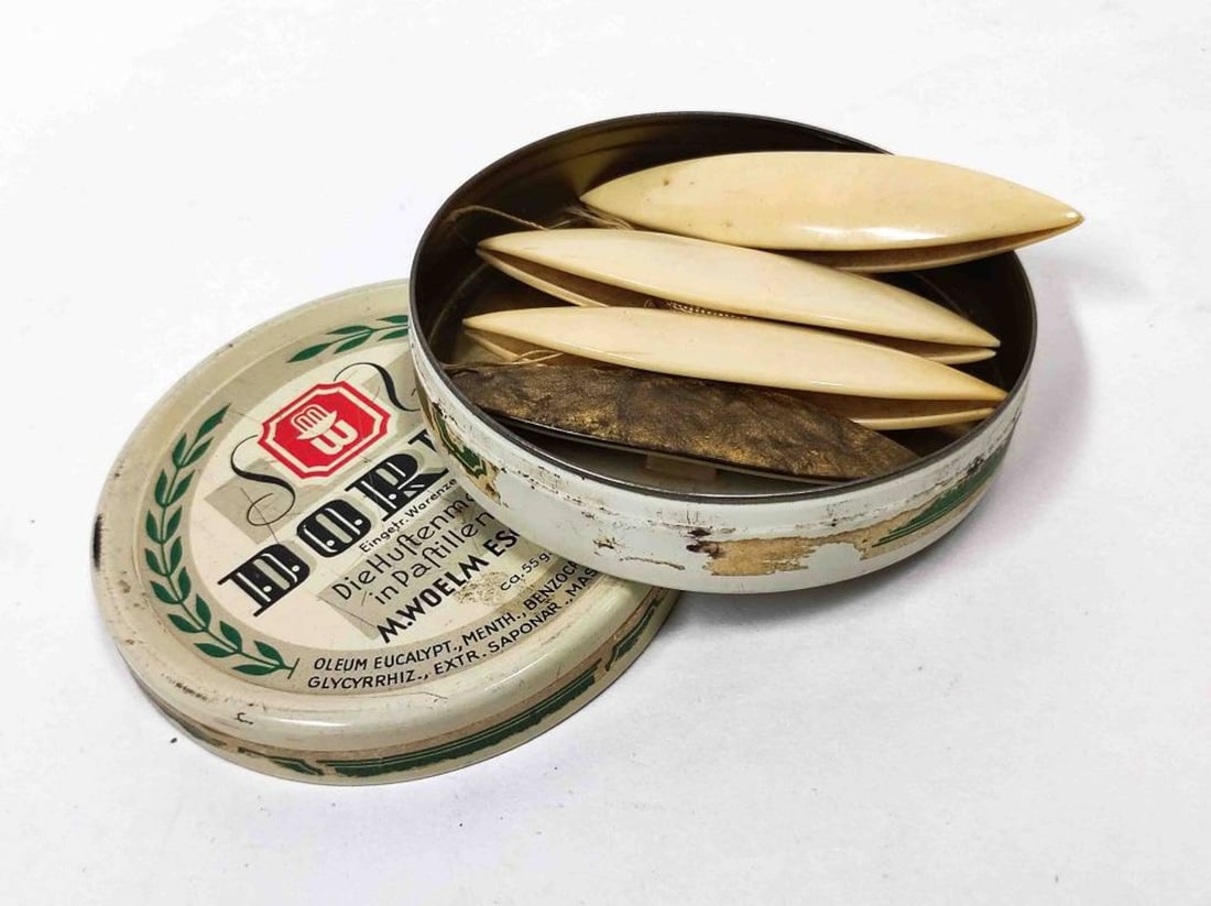 Antike Spulen in alter Blechdosen: Vier antike Knochen Spulen in alter Blechdose Ø ca. 8cm, Sammlerstücke Interne Nummer A0161400236