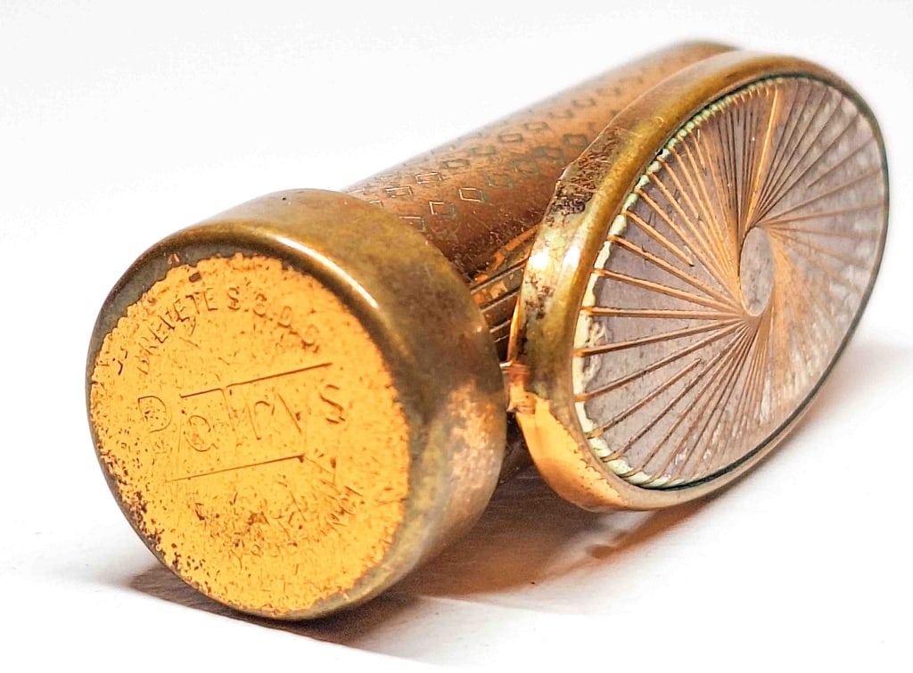 Antiker Limoges Patrys Lippenstifthalter: Antiker Limoges Patrys Lippenstifthalter mit Spiegel, Maße ca. ca. 5,5cm lang, Ø ca. 1,8cm, Spiegel ca. 4,5 x 2cm, Bodenpunze Brevete S.G.D.G Patrys Paris Frankreich, Sammlerstück Interne Nummer