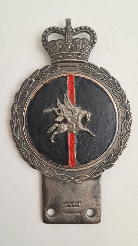 J.R. Gaunt Oldtimer Emblem: Seltene J R Gaunt Auto Abzeichen Emblem Abzeichen-Emblem-Plakette, punziert J.R. Gaunt, London, Made in England; Motiv Pegasus mit Reiter, seltenes Sammlerstück Interne Nr. A0171400198