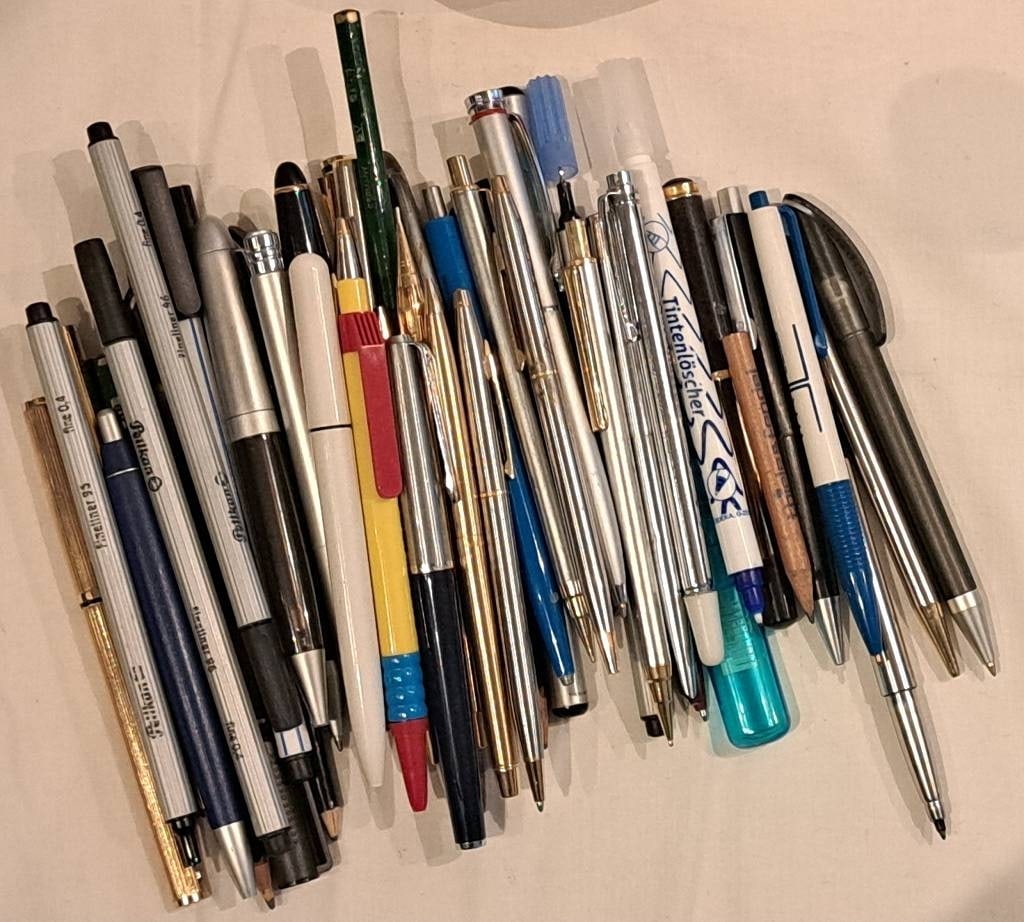 Konvolut Stifte + Lochzange: Konvolut Stifte bunt gemischt + Lochzange Interne Nr. A0171400434