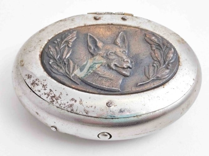 Antike Tabakdose Aschenbecher: WKII Aschenbecher o. Schnupftabakdose Tabakdose mit Schäferhund Jägerhund auf integrierten Bronzemedaillon, Handarbeit um 1930, Maße ca. 10cm x 7 x 2,5cm, Gebrauchsspuren Interne Nr. A017060005