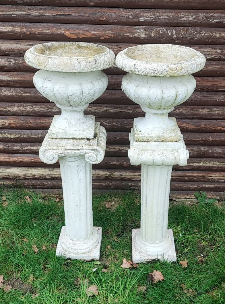 Blumensäulen Gartenskulpturen: Zwei massive Garten Blumensäulen Höhe der Säulen ca. 75cm, Oberfläche ca. 30 x 28cm, Maße Töpfe: Ø ca. 38cm, Höhe ca. 37cm, Gesamthöhe ca. 112cm, Feinbeton-Guss, witterungsbedingter