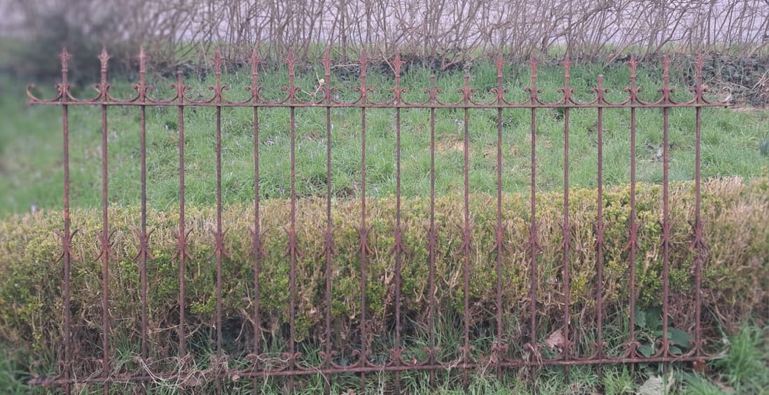 Historisches Zaunelement Schmiedeeisen 19 Jh.: Historisches Zaunelement, Zaunfeld, Schmiedeeisen handgefertigt, 19 Jh. Maße ca 2,66 x 1,33cm Interne Nummer A0171500041