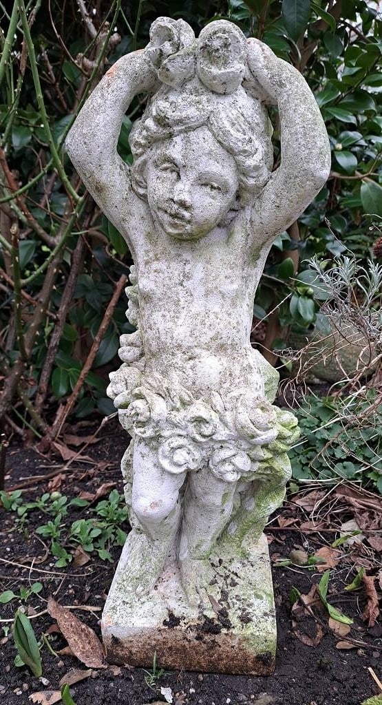 Garten Skulptur Putto mit Rosen (1 of 1)