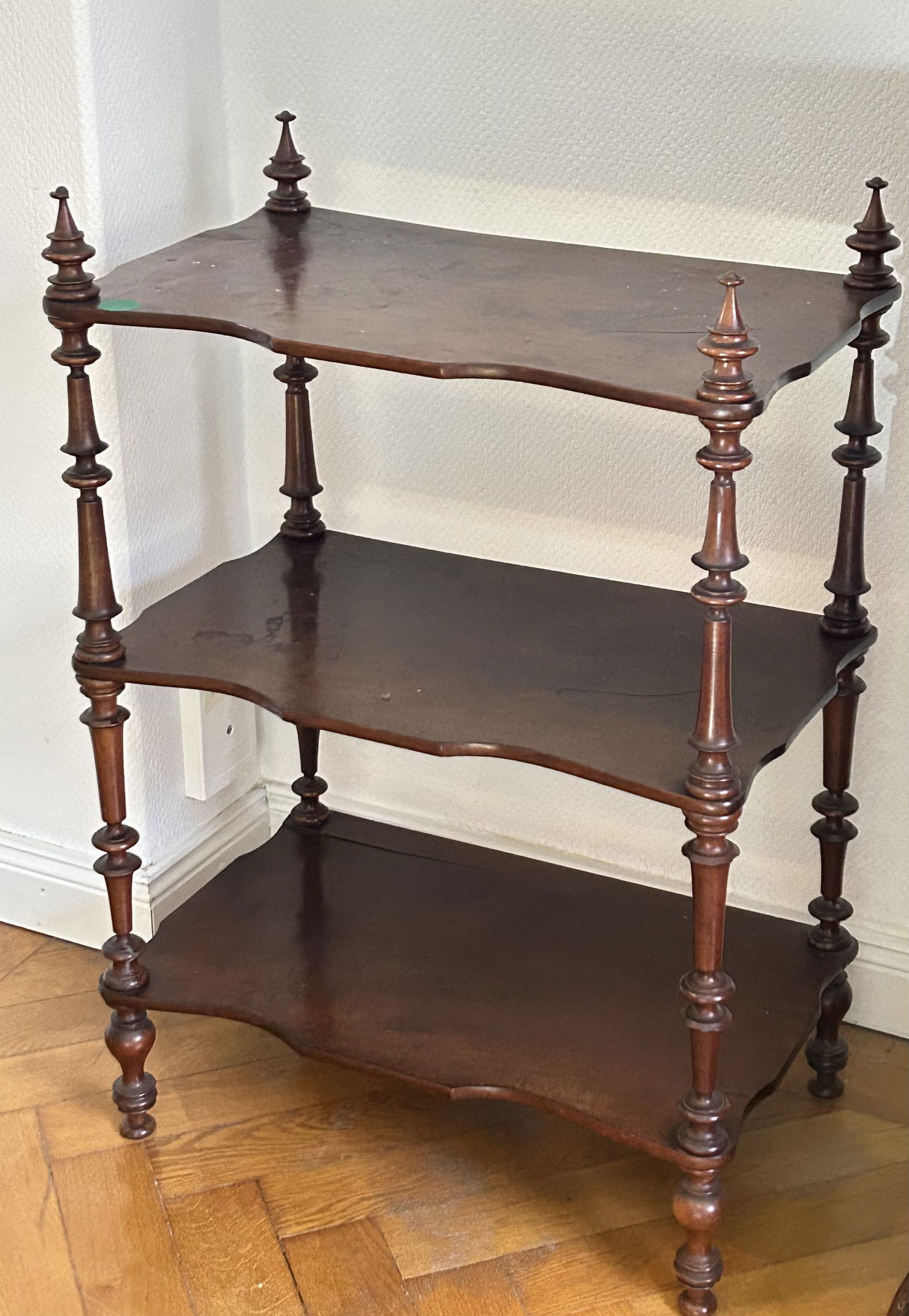 Holzregal: Holzregal auf Füßen Höhe ca. 83 cm Breite ca. 56 cm Tiefe ca. 36 cm Gebrauchsspuren Interne Nummer A0170800103