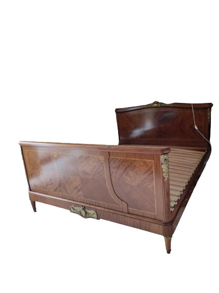 Antikes Pariser Bett mit Intarsien: Antikes "Pariser Bett" , Massivholz Bett um 1910 im franz. neoklassizistischen Stil mit Intarsien, feuervergoldeten Bronze ? Messing? Applikationen, Breite ca. 156cm, Länge ca. 200cm, Kopfteil ca.