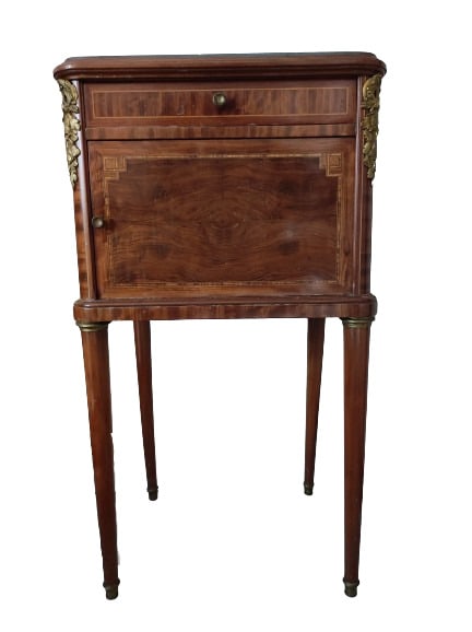 Antiker Pariser Nachtschrank: Antiker"Pariser Nachtschrank" , Massivholz um 1910 im franz. neoklassizistischen Stil mit Marmorplatte, Intarsien, feuervergoldeten Bronze ? Messing? Applikationen, Maße ca. 83 x 45 x 37cm,