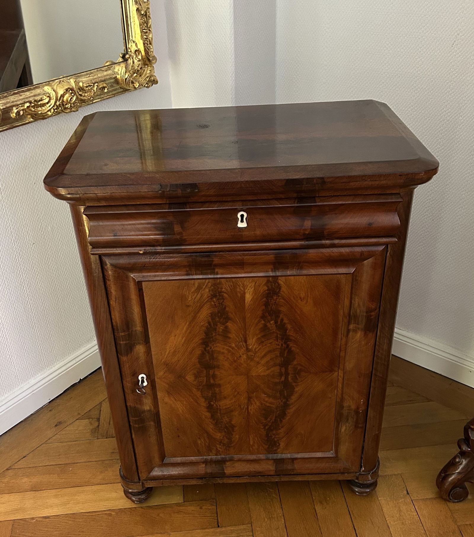 Halbschrank Beistellschrank: Halbschrank Beistellschrank, Höhe ca. 89cm, Breite ca. 69cm, Tiefe ca. 41cm, Rückwand fehlt, Gebrauchsspuren Interne Nummer A0170800105