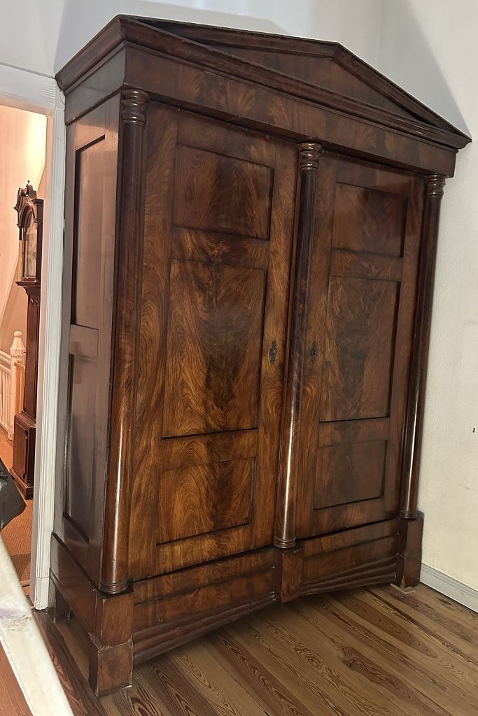 Massiver antiker Schrank: Massiver Schrank Maße ca. 250 x 176,5 x 62cm Interne Nummer A0170800116