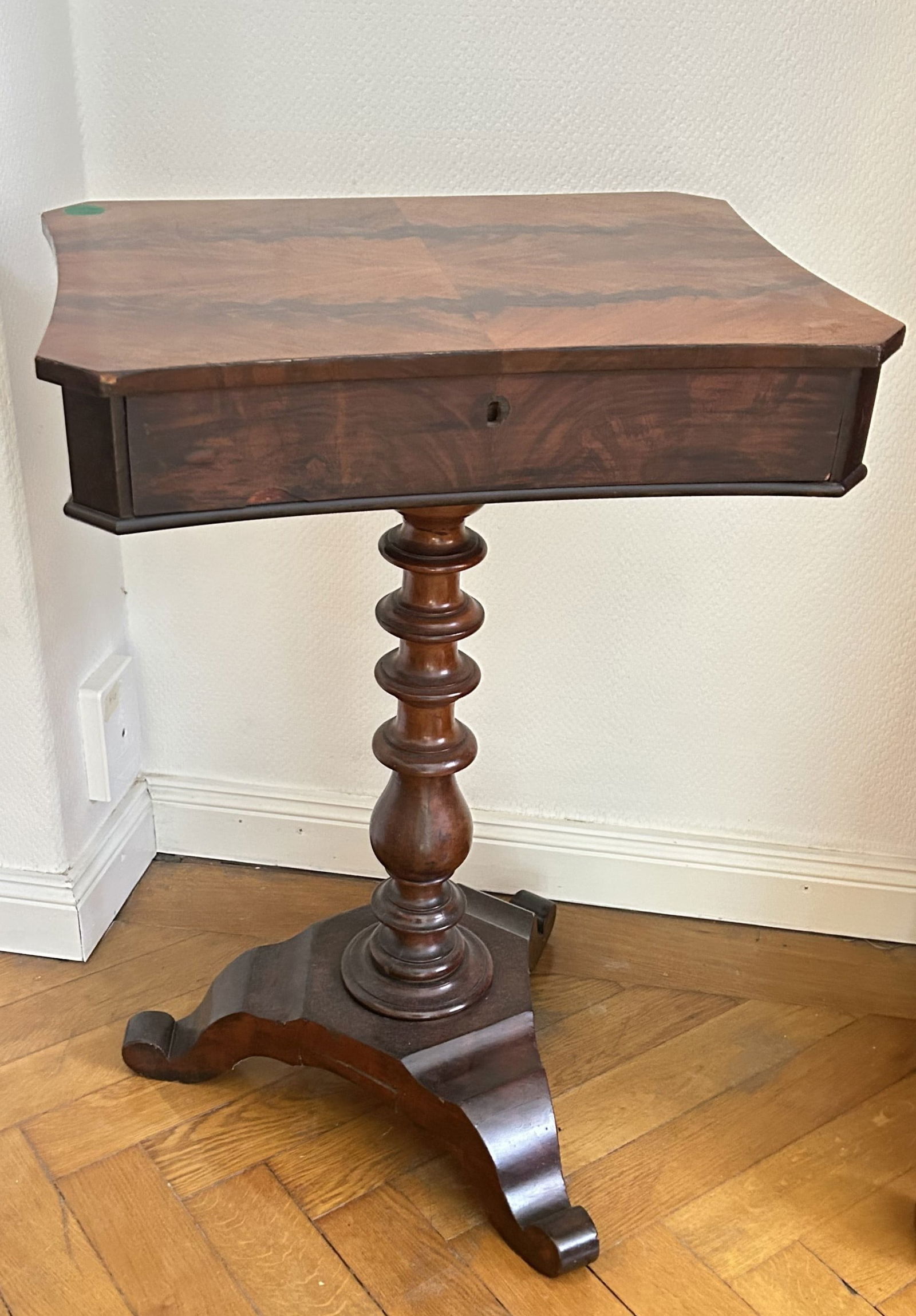 Nähtisch Beistelltisch: Nähtisch, Beistelltisch, aufklappbar, Höhe ca. 75,5 cm, Breite ca. 53 cm, Tiefe ca. 38,5 cm Interne Nummer A0170800104