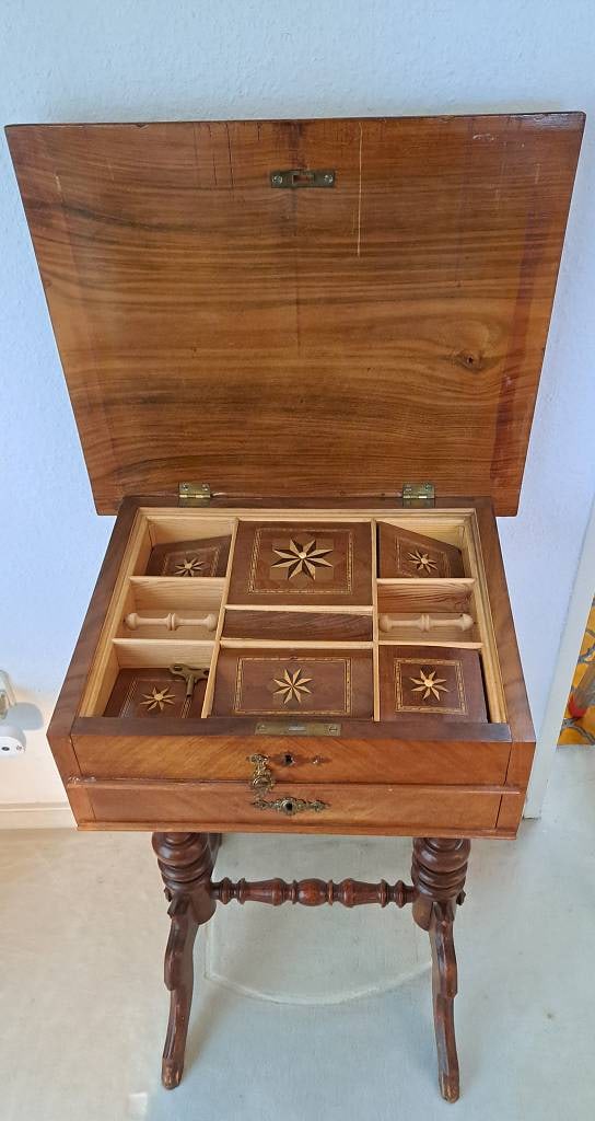 Antiker Gründerzeit Nähtisch: Antiker Gründerzeit Nähtisch, um 1880 Nussbaum furniert, Maße ca. 77cm, ca. 50cmbreit, ca.41cm tief, normale Gebrauchsspuren. Interne Nr. A0171400471