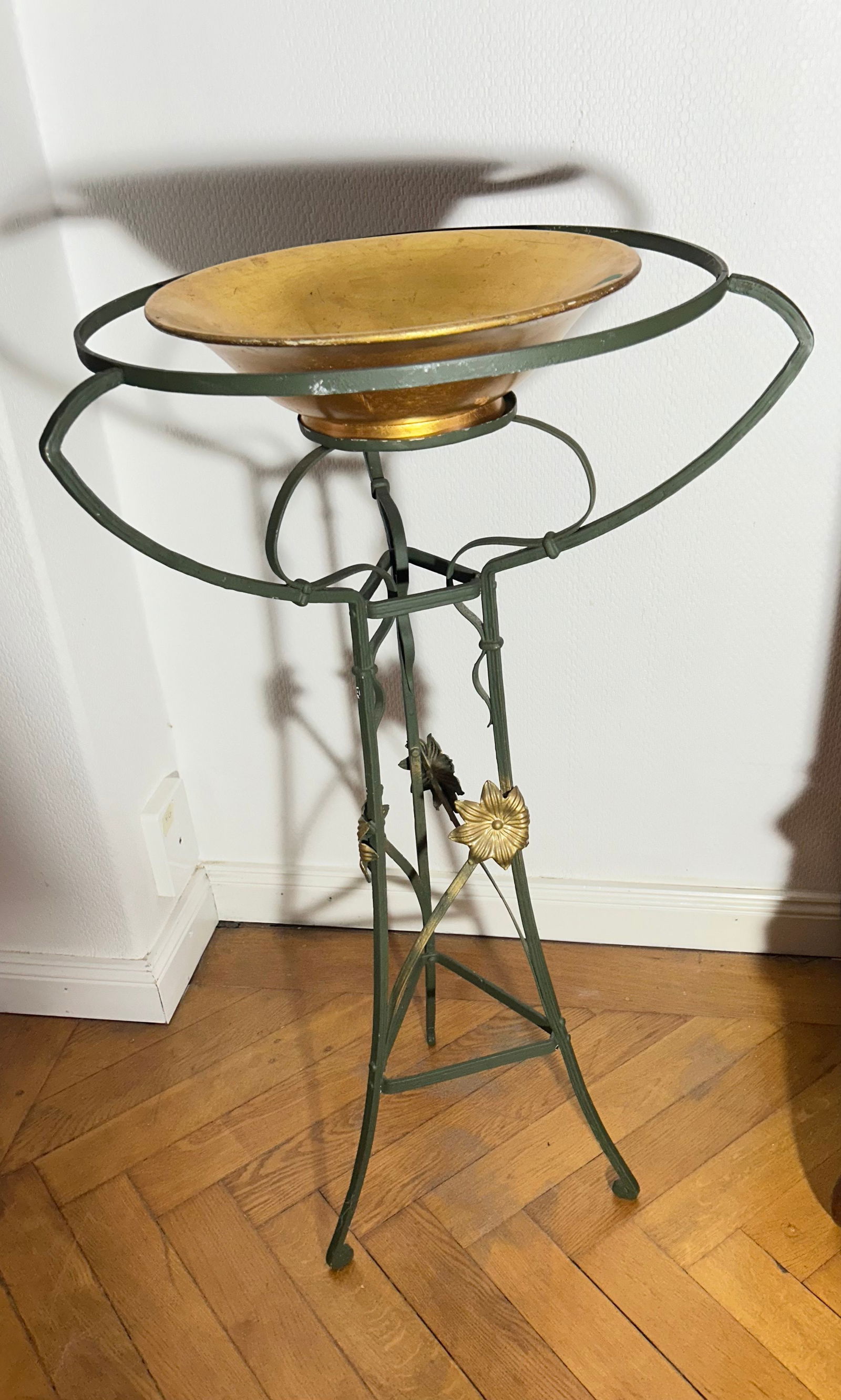 Vogeltränke: Dekoschale / Vogeltränke, Höhe ca. 93,5 cm, Ø Gestell oben ca. 45 cm, Ø Schale ca. 34,5cm, Ø unten ca. 30 cm, florales Dekor, Schale mit echtem Blattgold, Marke Tilia, Höhe Schale ca.