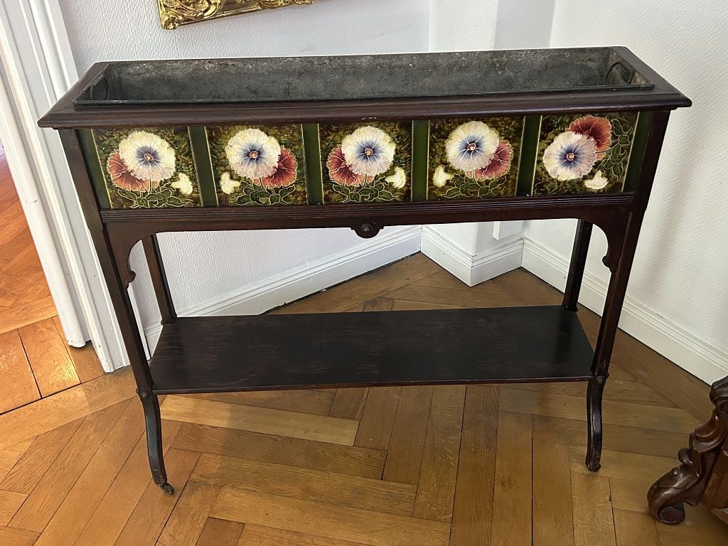 Antike Jugendstil Blumenbank: Antike Blumenbank, mit floralen Fliesen, rückseitig teilweise best., Fliesen beiliegend, Maße ca. 84 × 101 × 29,5cm, Metalleinsatz herausnehmbar, Maße ca. 92 × 21 × 18 cm Interne Nummer