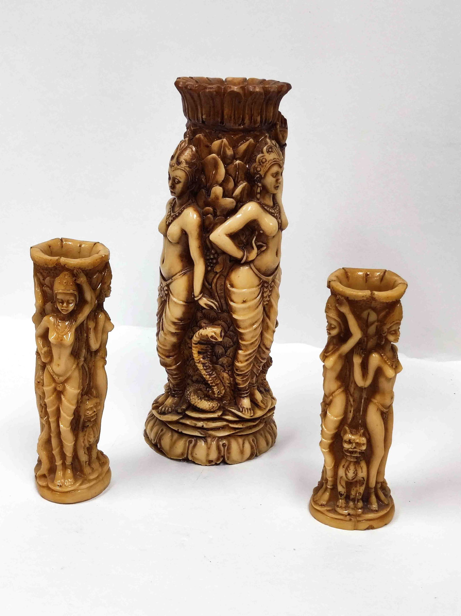 Drei Figuren Vasen: Drei Stk. asiatische Figuren Vasen Material Kunstguss Maße 1x ca. 25cm hoch, 2x ca. 16cm hoch Interne Nr. A0161400559