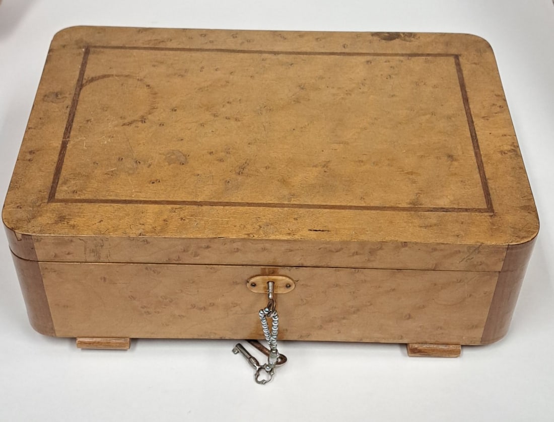 Antike Art Deco Holzdose: Antike Art Deco Holzdose incl. 2 Schlüssel Interne Nr. A0161100023