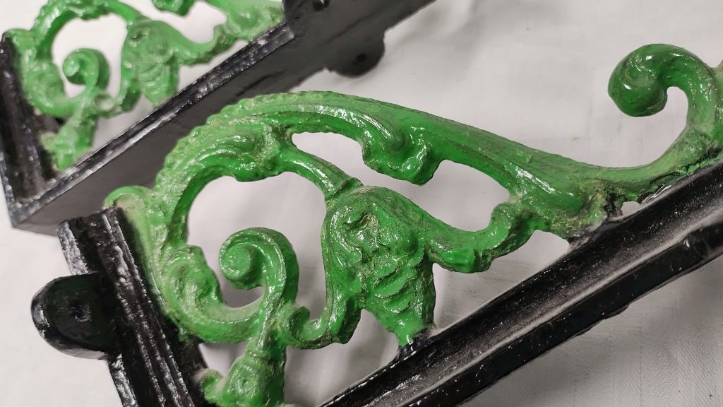 Zwei antike Jugendstil Regal Halter: 2 Stk. Regalhalter, Jugendstil, farbig lackiert, Maße ca. 20 x 10 x 3cm, Gewicht ca. 1950g Interne Nr. A0171400179