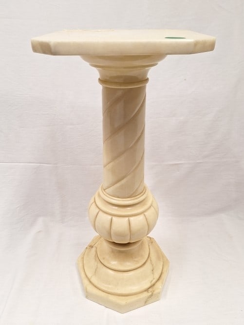 Alabaster Säule: Italienische Säule Genuine Alabaster BB Handgefertigt Höhe ca. 62cm, Ø Platte oben ca. 28 x 28cm, unbest. Interne Nr. A0170300031